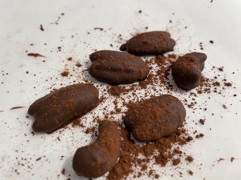 Bombones de chocolate con cacao puro espolvoreado