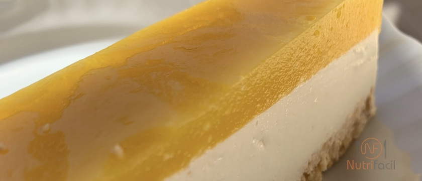 Tarta de queso ligera con gelatina de mango