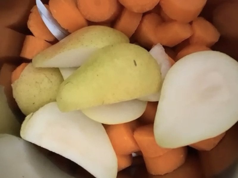 Peras y zanahorias trituradas para el carrotcake