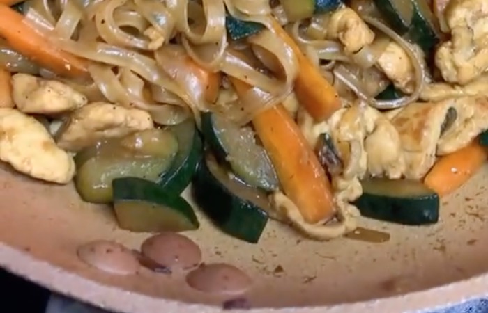 Nutrición fácil con wok de verduras y pollo