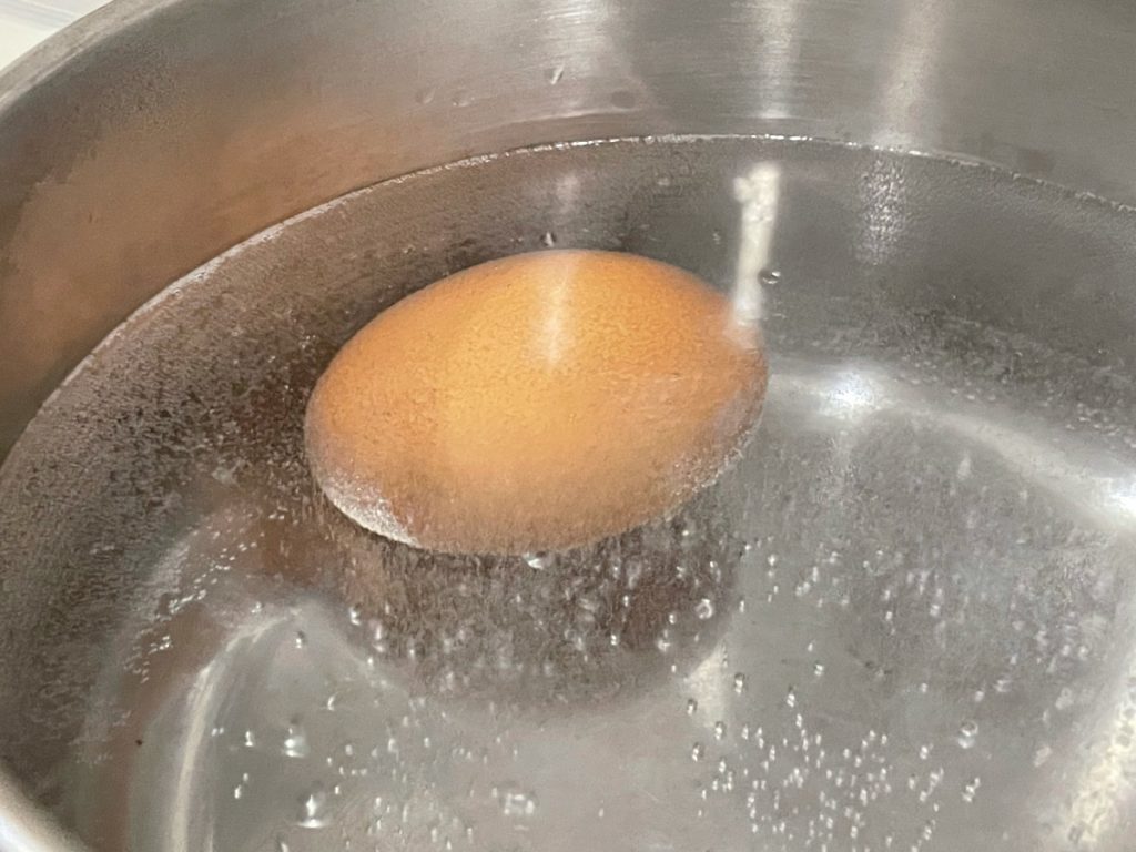 cocer el huevo para el aguacate relleno de Nutrifacil 