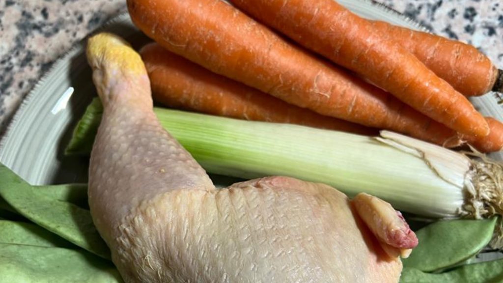 ingredientes para un caldo de pollo saludable