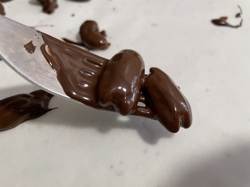 Coloca los frutos secos con chocolate sobre el papel vegetal