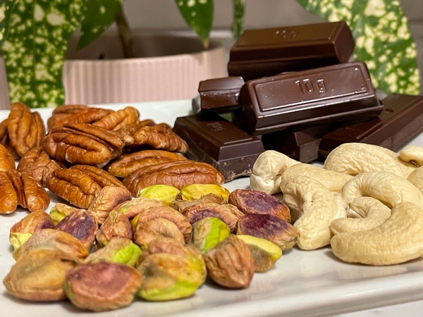 Frutos secos y chocolate negro para preparar bombones