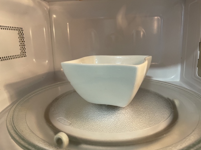 Bol con chocolate en el microondas